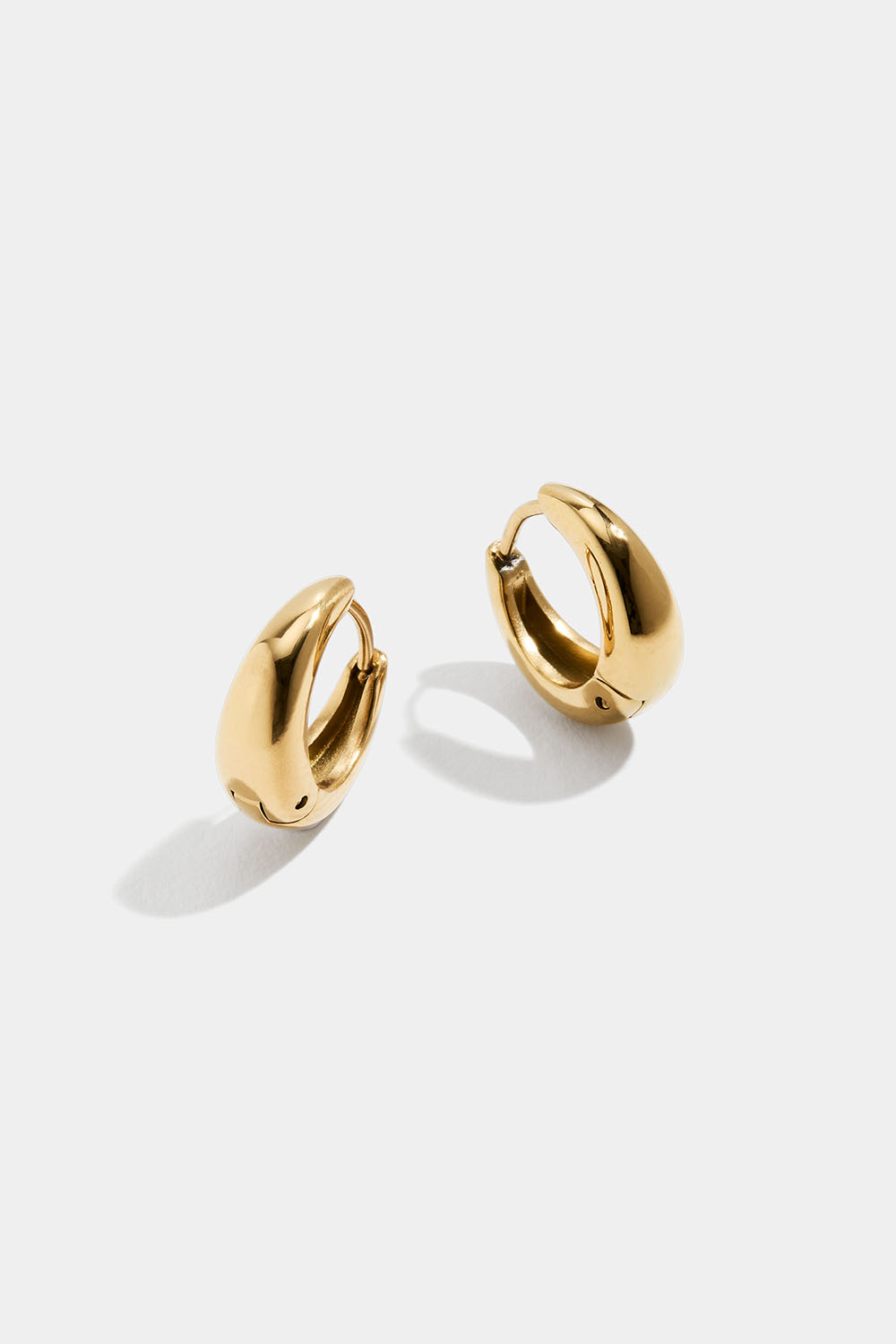 Pienet teräksiset pisaran muotoiset korvakorut, joissa on 18 karaatin kultaus