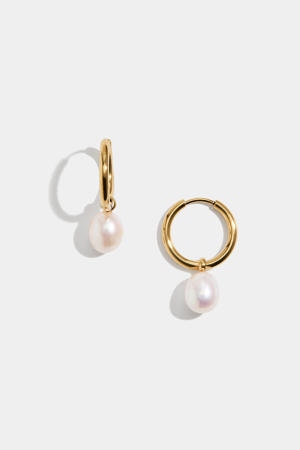 Teräksiset korvarenkaat, joissa on 18 karaatin kultaus ja helmiriipus