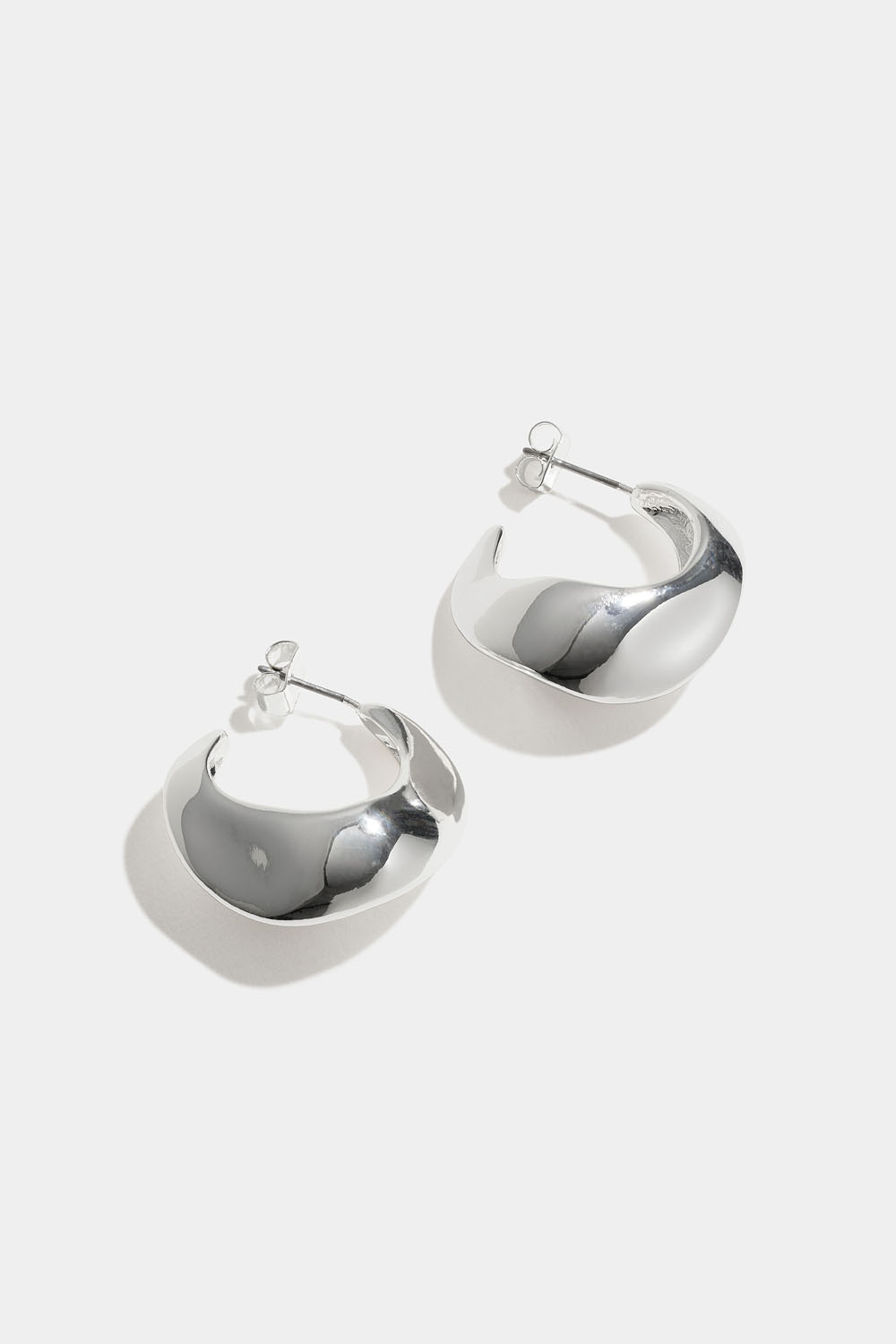 Kulmikkaan orgaanisen muotoiset korvarenkaat