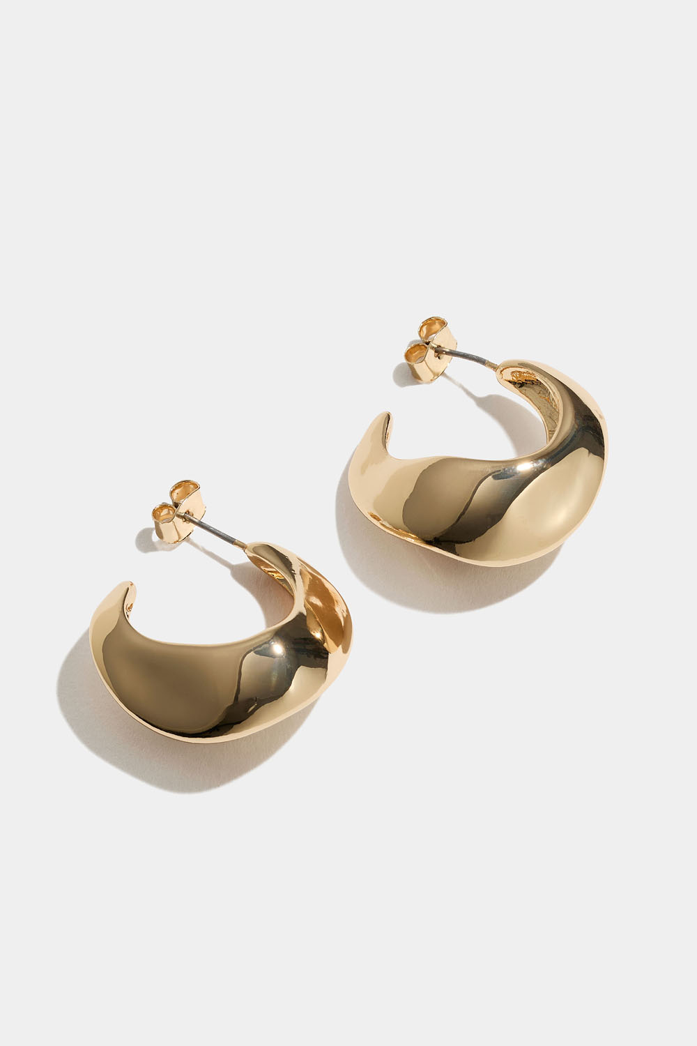 Kulmikkaan orgaanisen muotoiset korvarenkaat