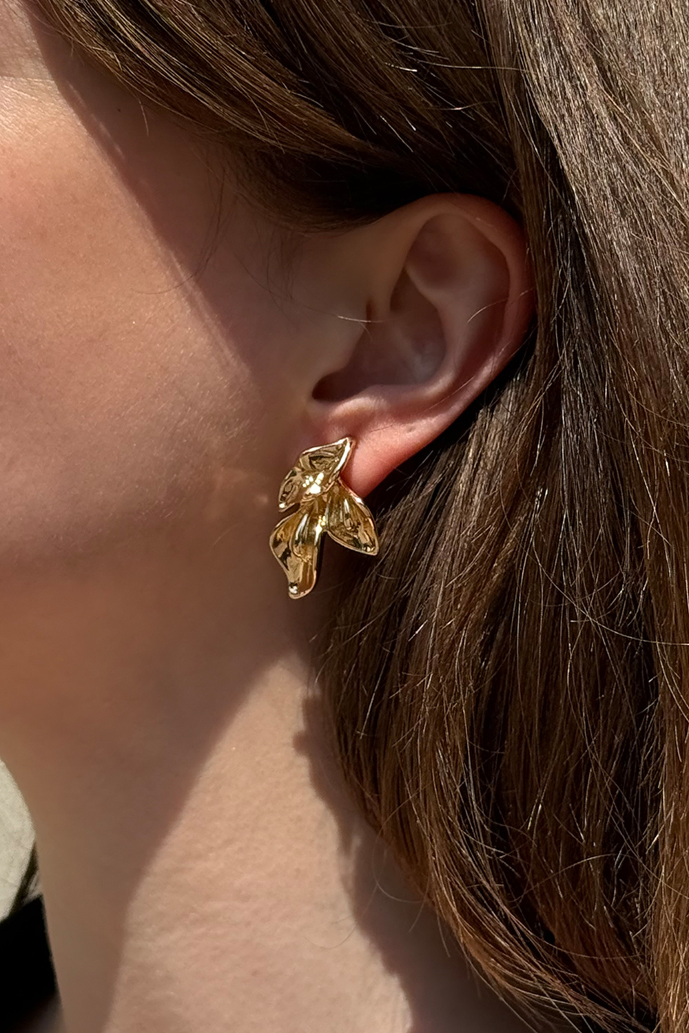 Kullanväriset lehdenmuotoiset korvakorut