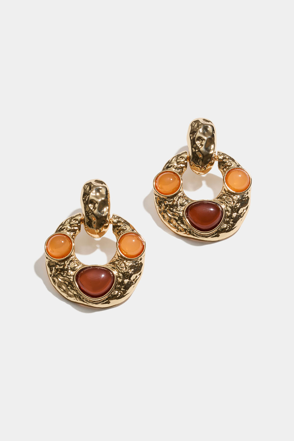 Taotut korvakorut, joissa värillisiä yksityiskohtia