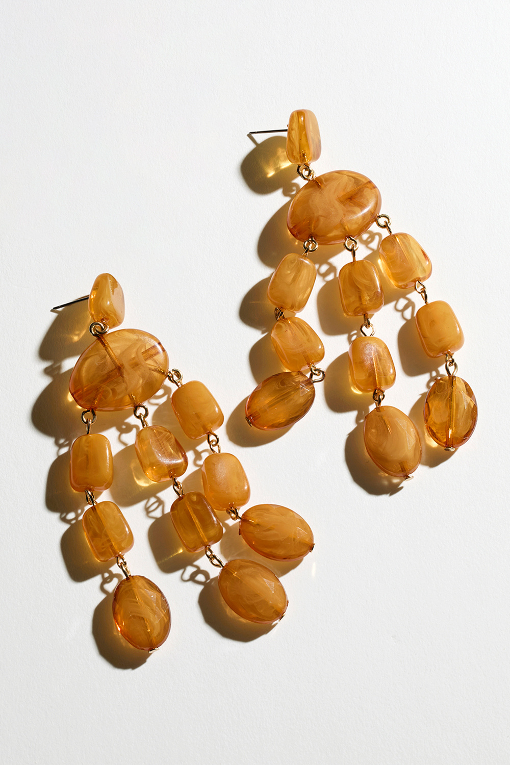 Korvakorut ruskea-oransseilla marmorihelmillä koristeltuina