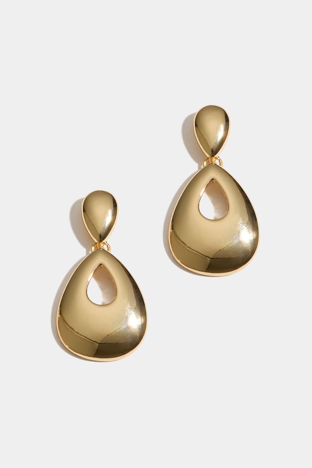 Kullanväriset korvakorut, joissa pisaranmuotoinen riipus