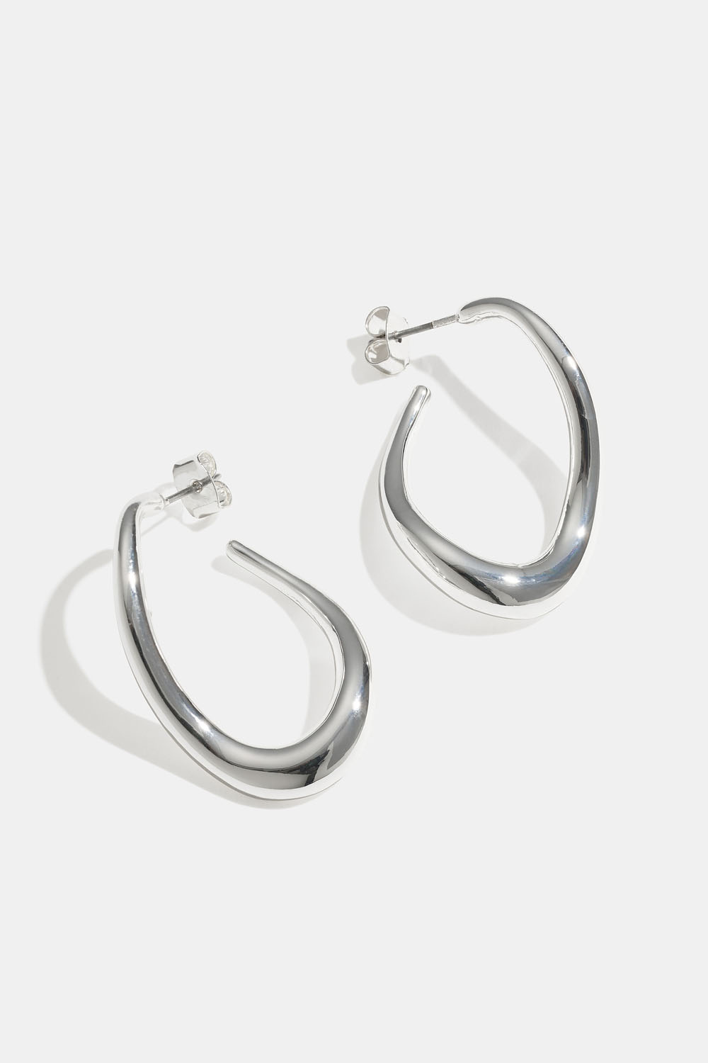 Korvarenkaat, joissa aaltoileva muoto