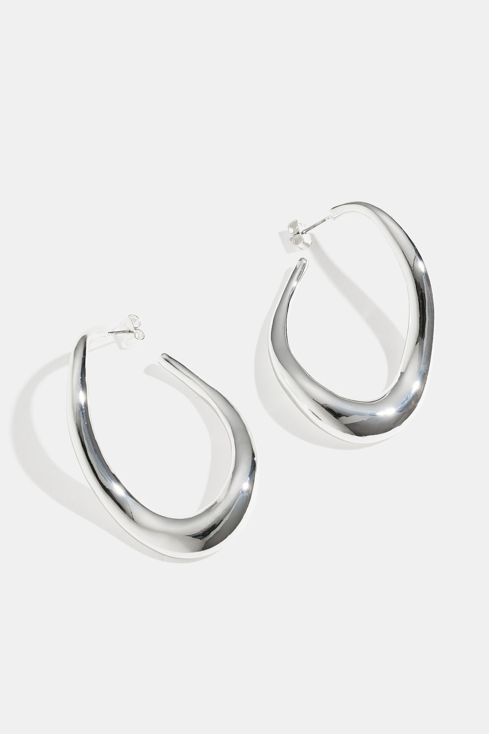 Suuret korvarenkaat, joissa aaltomainen muoto