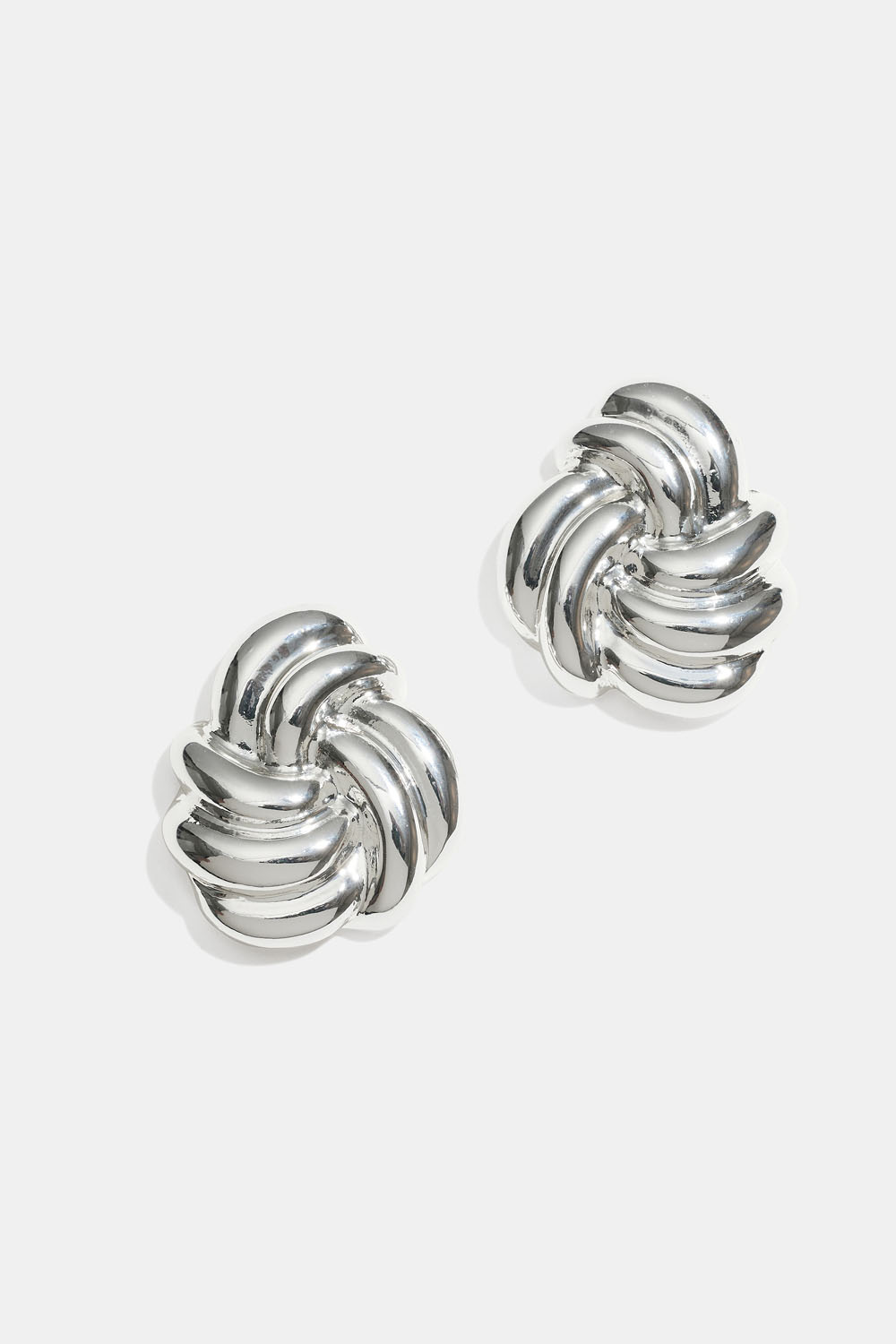 Suuret korvakorut, joissa solmu