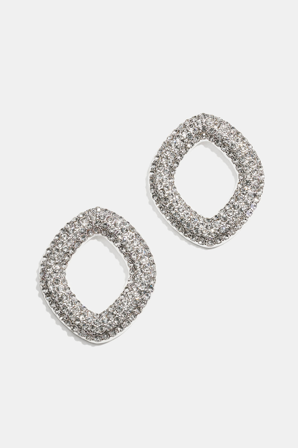 Timantti- ja strassikorvakorut