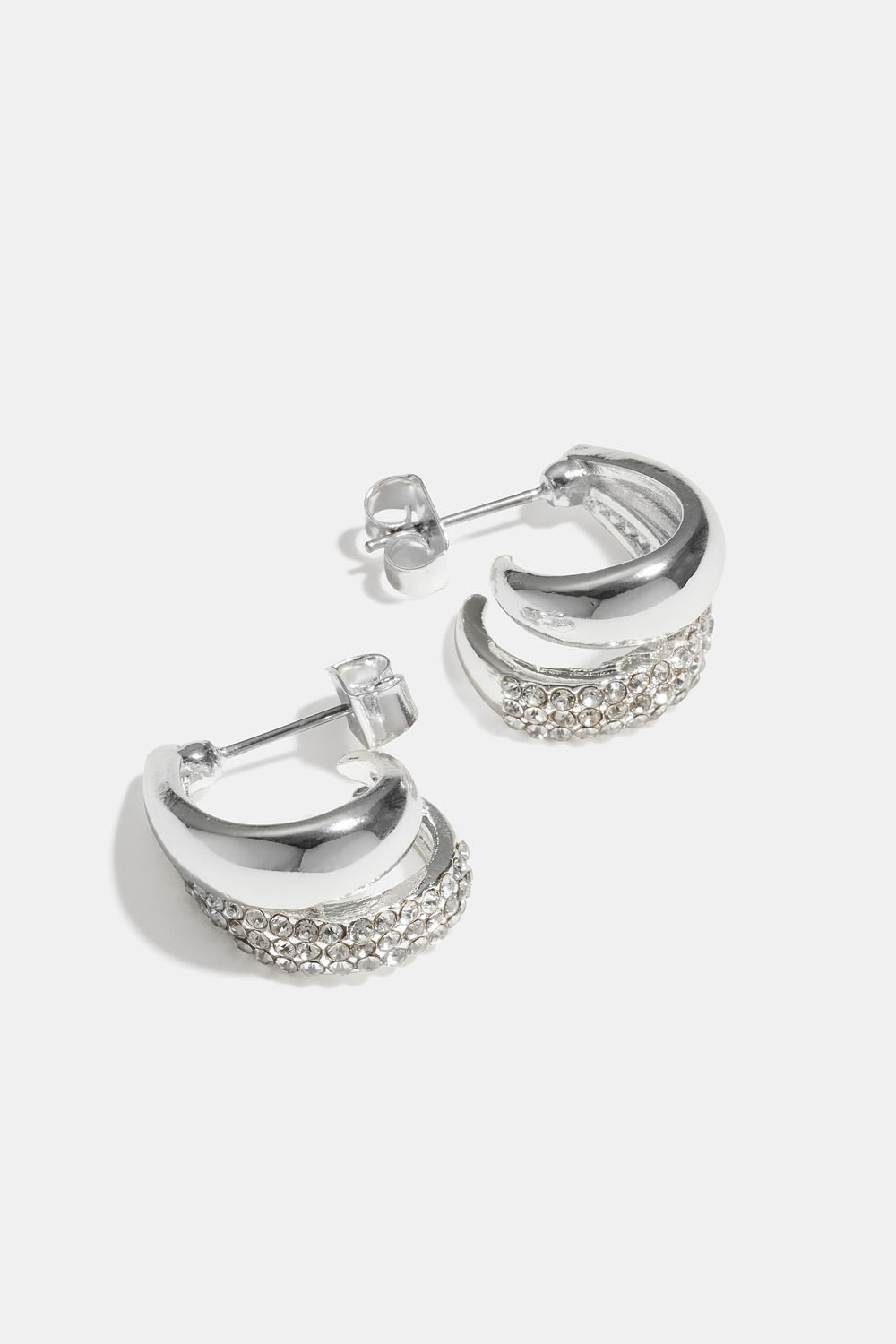 Kaksiosaiset renkaat, joissa strassikiviä