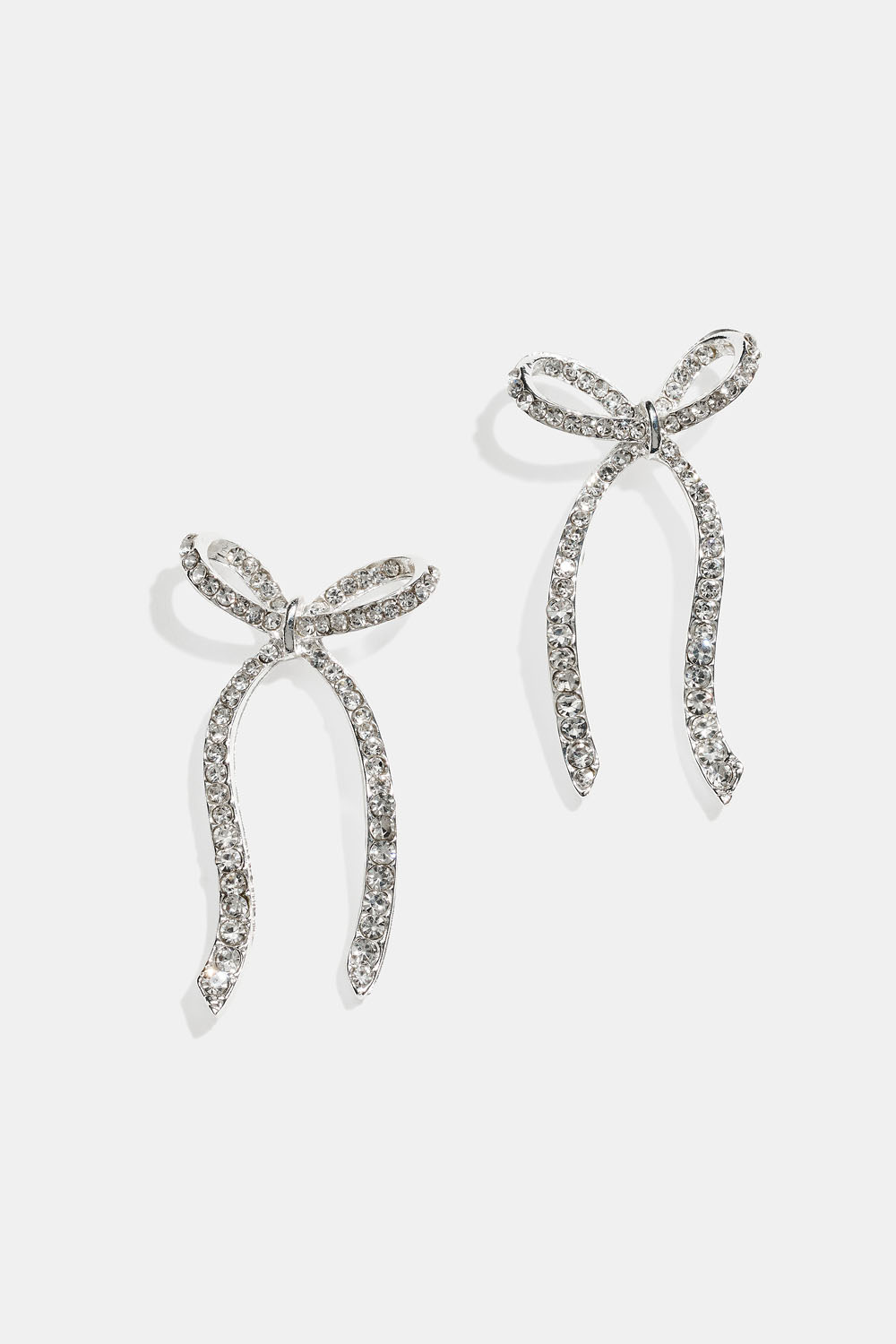 Korvarenkaat, joissa strassirusetteja