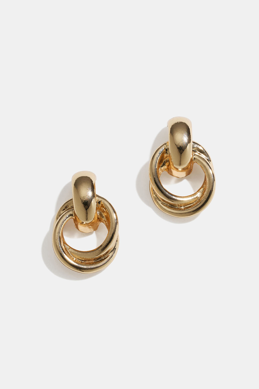 Kullanväriset korvakorut, joissa kaksinkertaiset renkaat