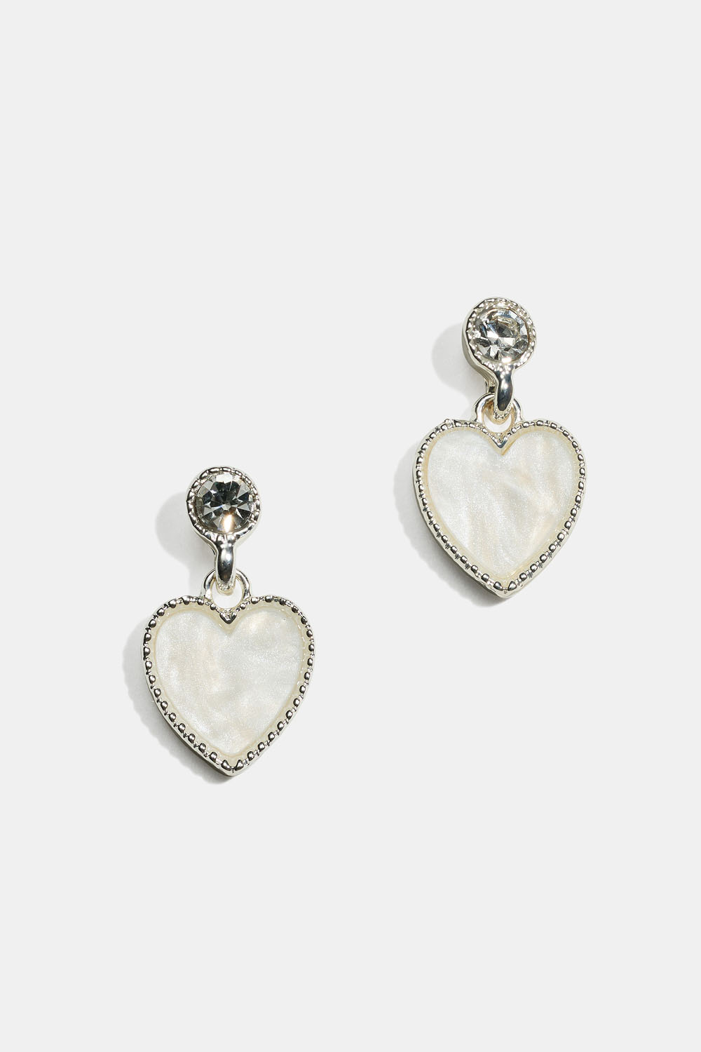 Korvakorut, joissa kimaltavia sydämiä