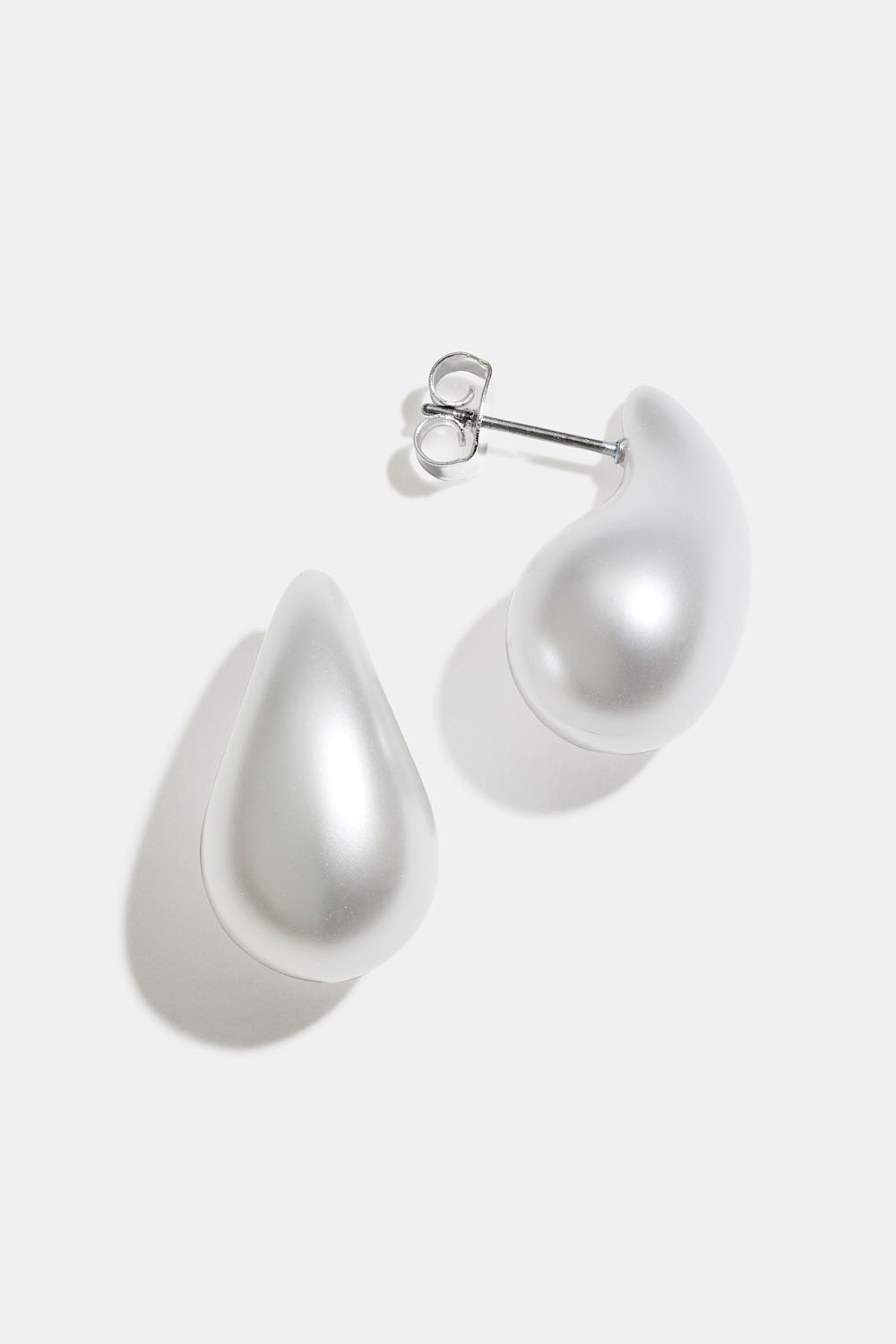 Riippuvat korvakorut helmiäisviimeistelyllä