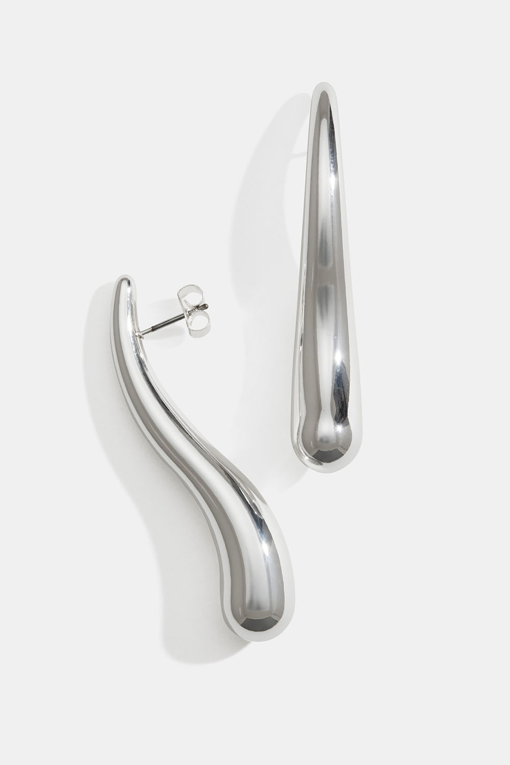 Pitkät, aaltomaiset korvakorut