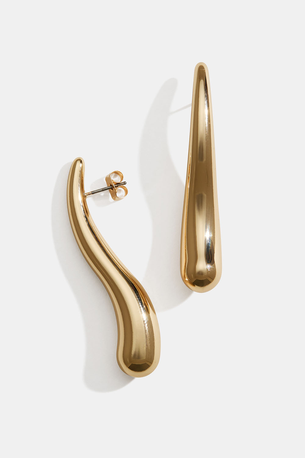 Pitkät kullanväriset, pisaranmuotoiset korvakorut