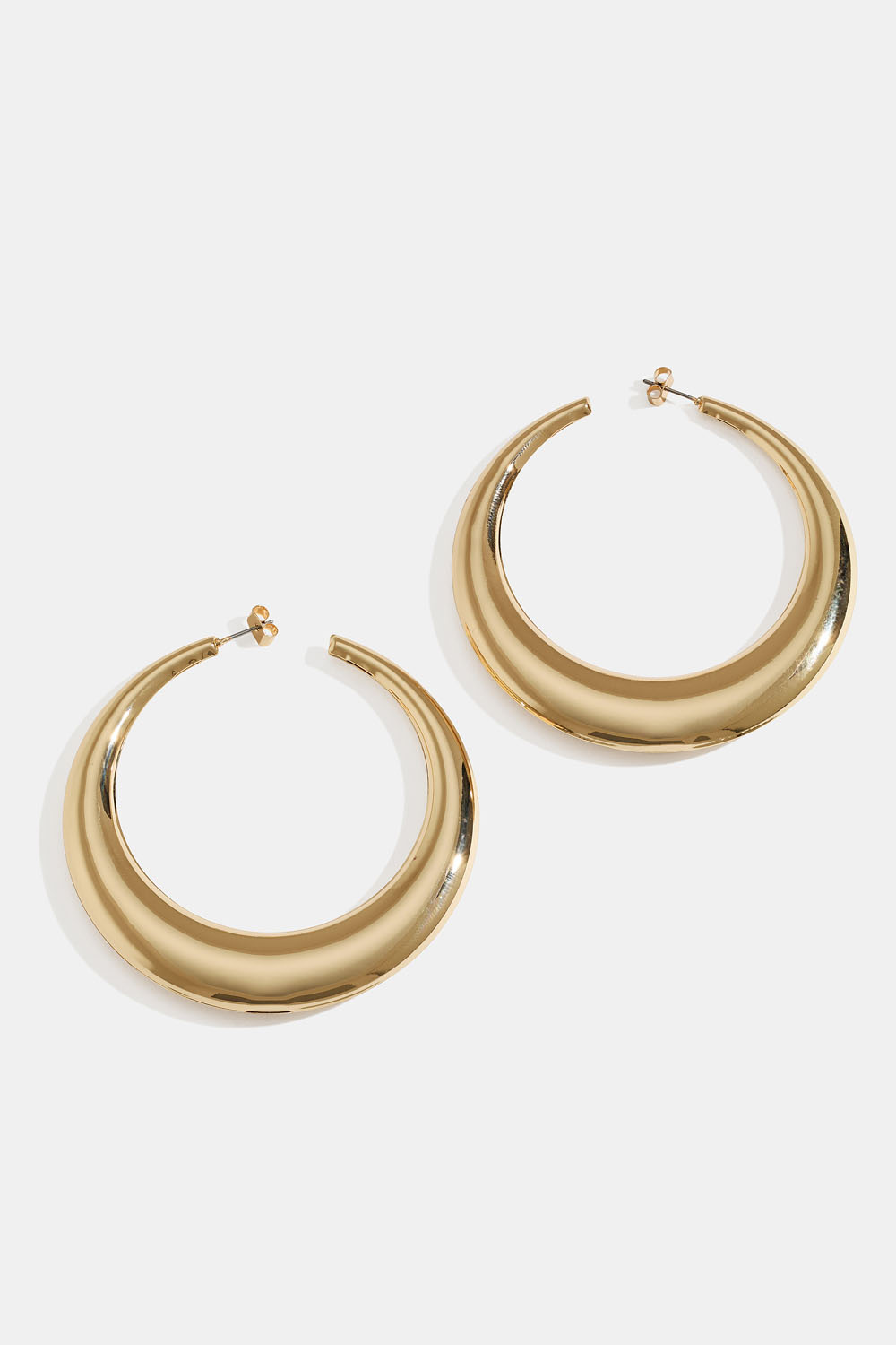 Suuret, kullanväriset renkaat, joissa pyöristetyt reunat