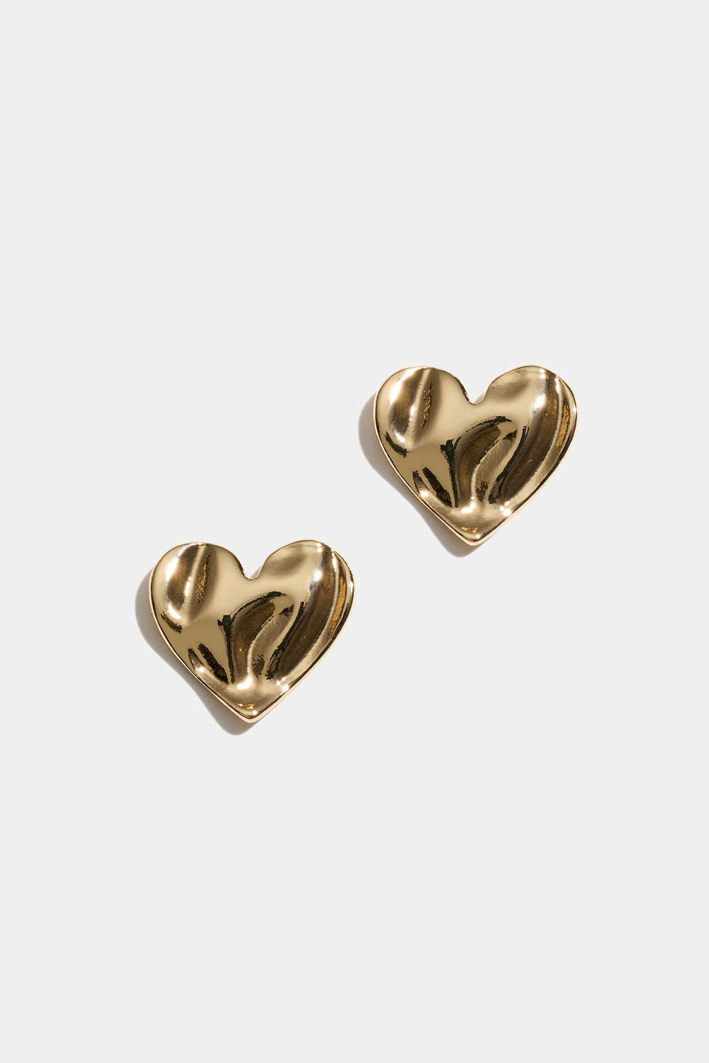 Kullanväriset sydämenmuotoiset nappikorvakorut, joissa on orgaaninen pinta