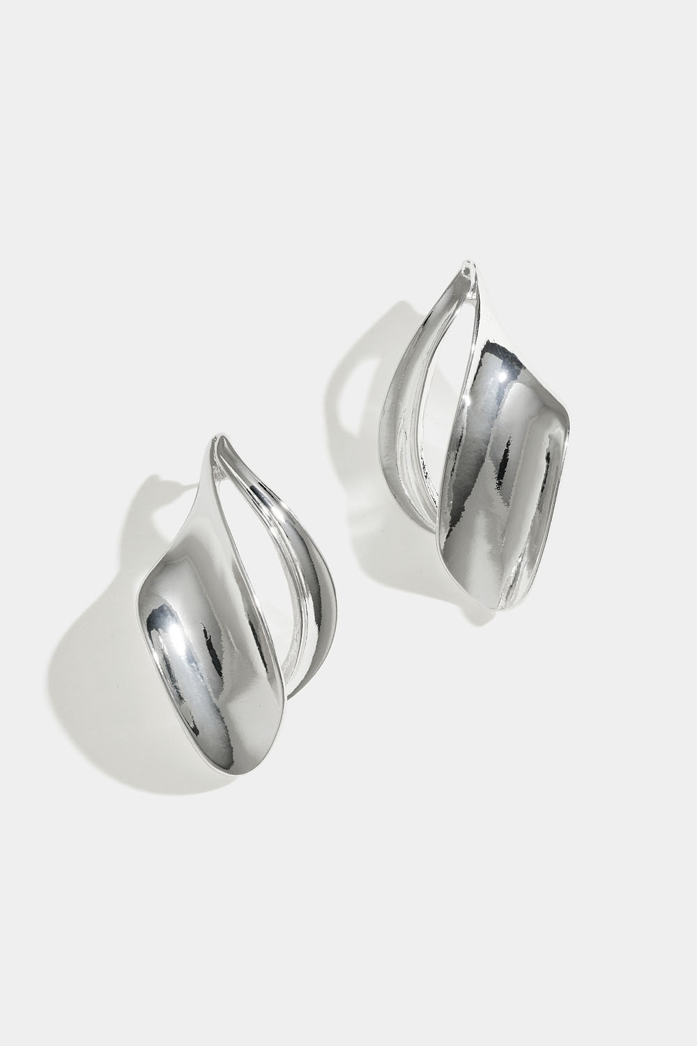 Timantin muotoiset korvakorut pyöristetyllä muotoilulla