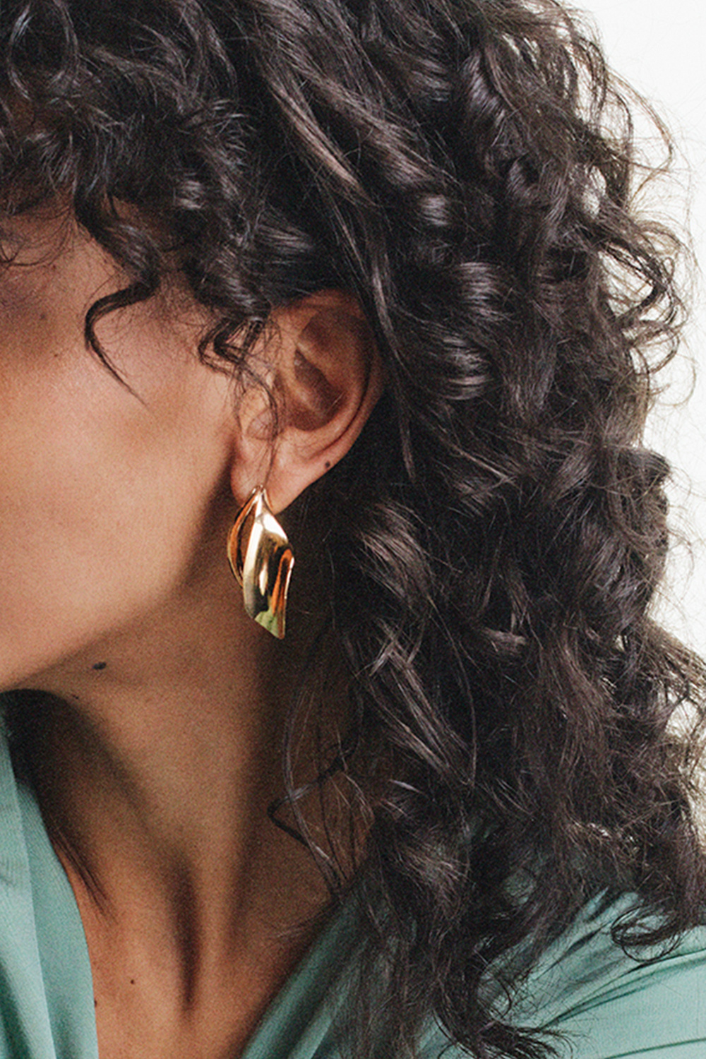 Timantin muotoiset, kullanväriset korvakorut pyöristetyllä muotoilulla