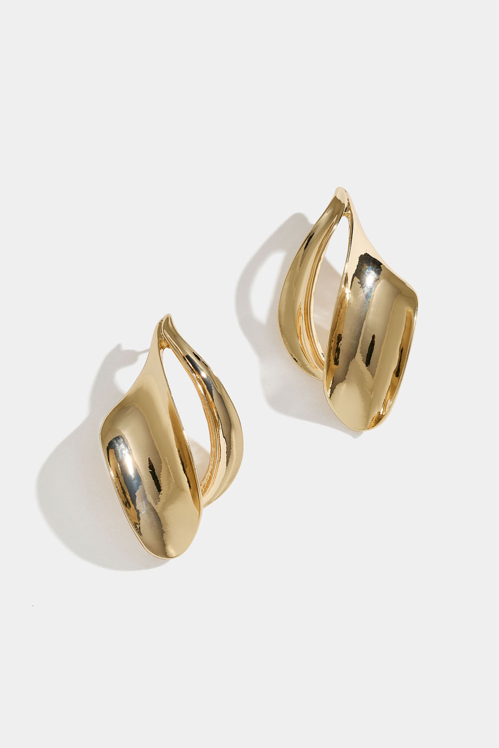 Timantin muotoiset, kullanväriset korvakorut pyöristetyllä muotoilulla