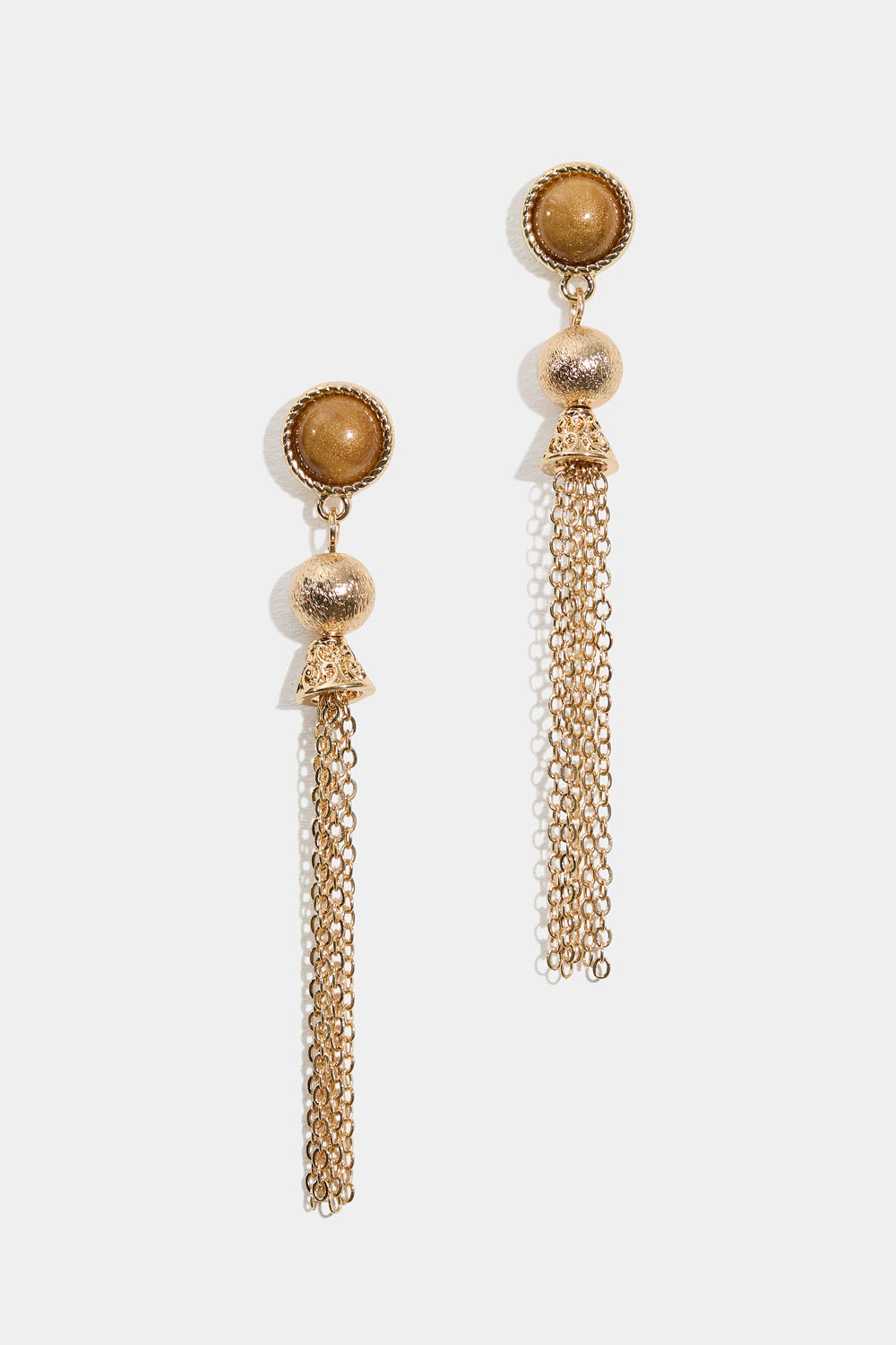 Korvakorut vaaleanruskealla helmellä