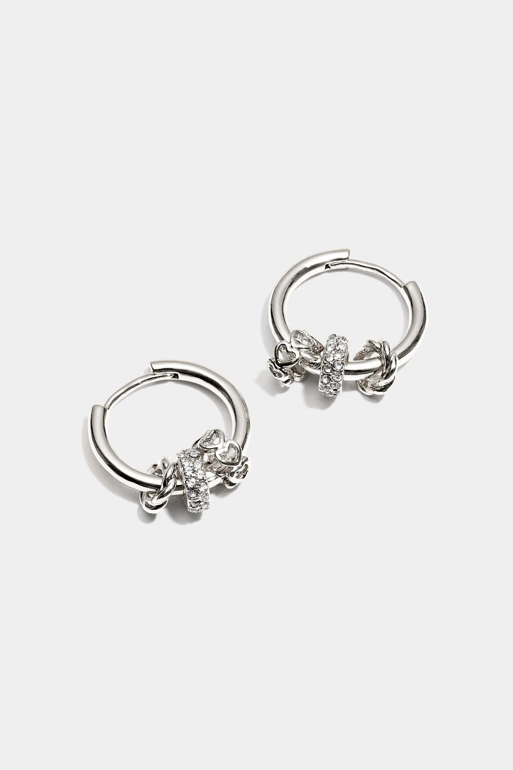 Korvarenkaat, joissa pyöreitä riipuksia