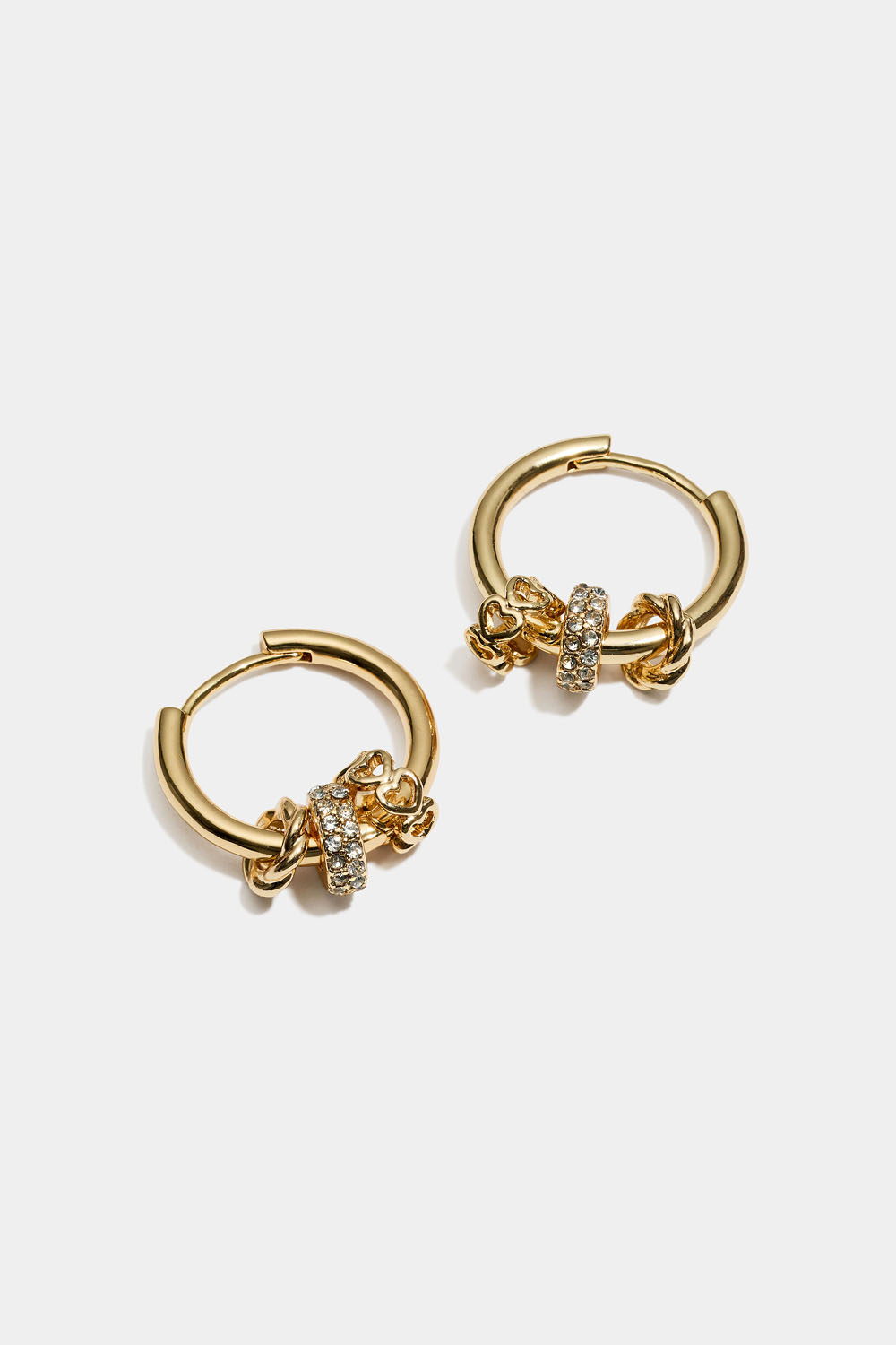 Kullanväriset korvarenkaat, joissa pyöreitä riipuksia