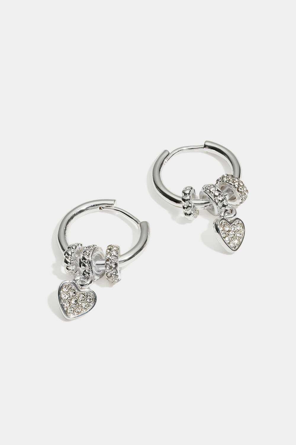 Korvarenkaat, joissa on riipuksia ja strasseja