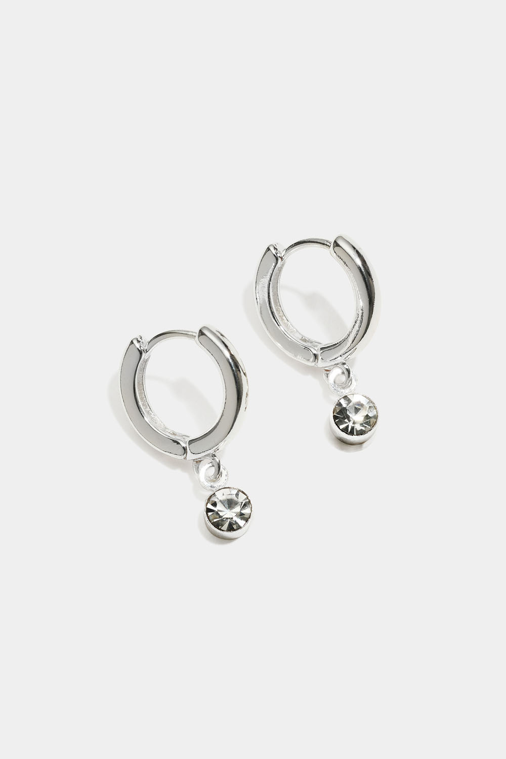 Pienet korvarenkaat, joissa on roikkuva lasikivi