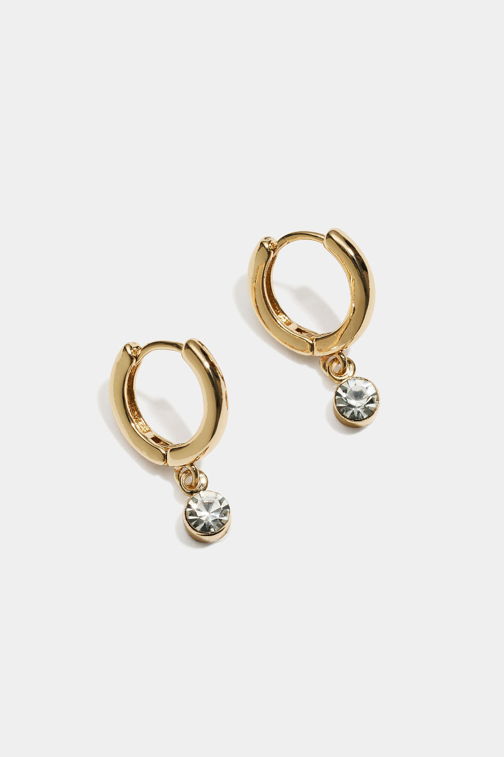 Pienet, kullanväriset korvarenkaat, joissa on roikkuva lasikivi