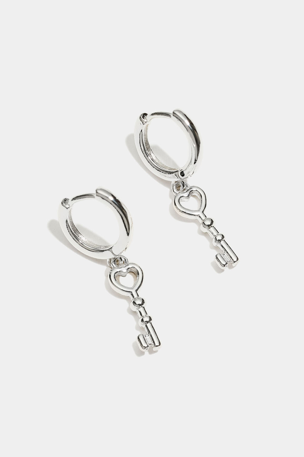 Korvarenkaat avainriipuksella