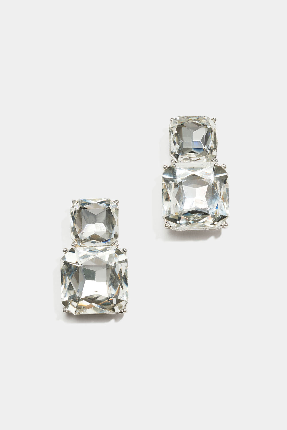 Korvakorut, joissa kaksi ketjua neliönmuotoisia lasikiviä