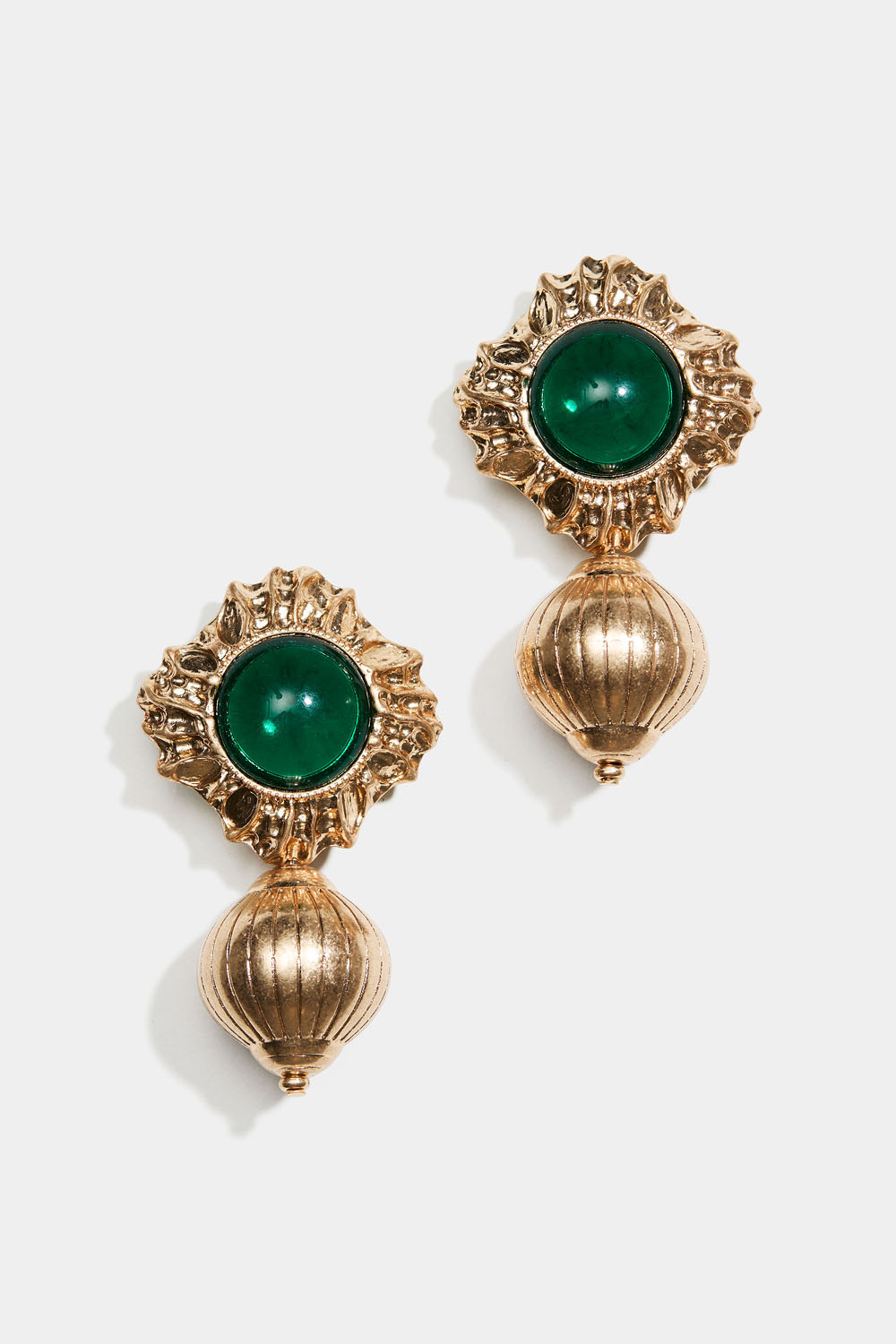 Koristeelliset korvakorut vihreällä kivellä