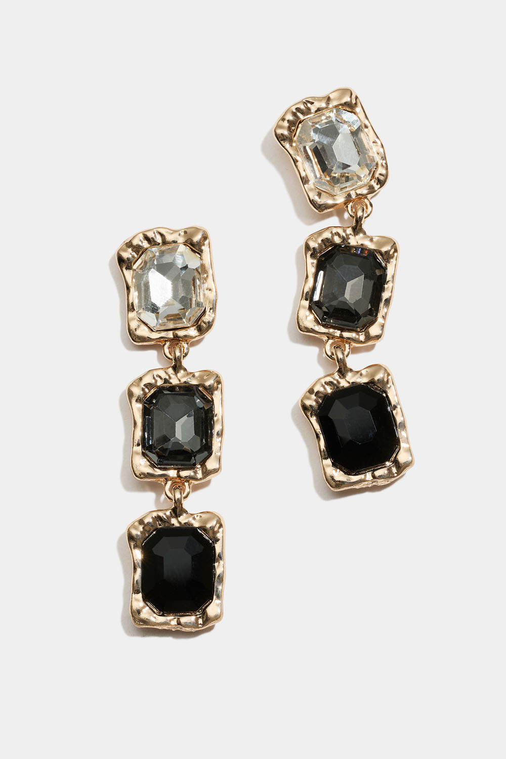 Korvakorut, joissa valkoisia, harmaita ja mustia kiviä