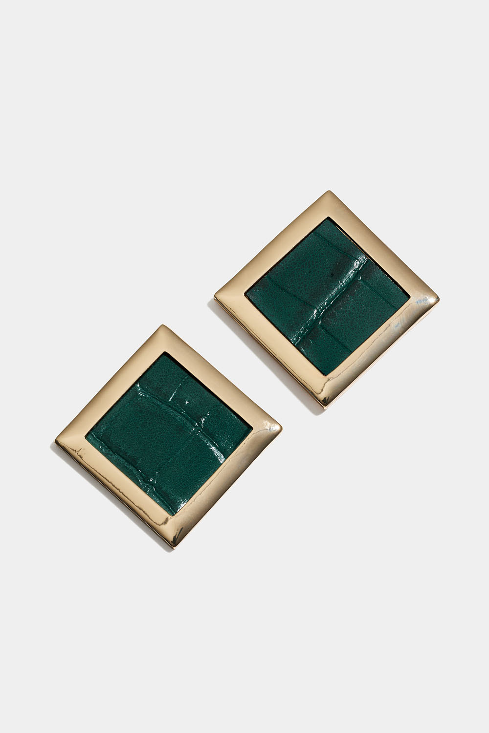 Nelikulmaiset korvakorut, joissa vihreää keinonahkaa