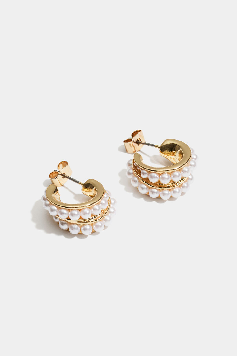 Kullanväriset tuplakorvarenkaat, joissa helmiä