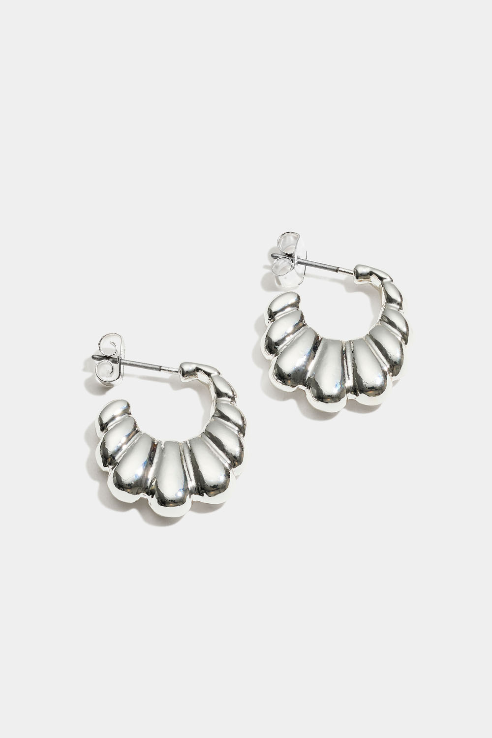 Korvarenkaat, joissa kaareva muoto