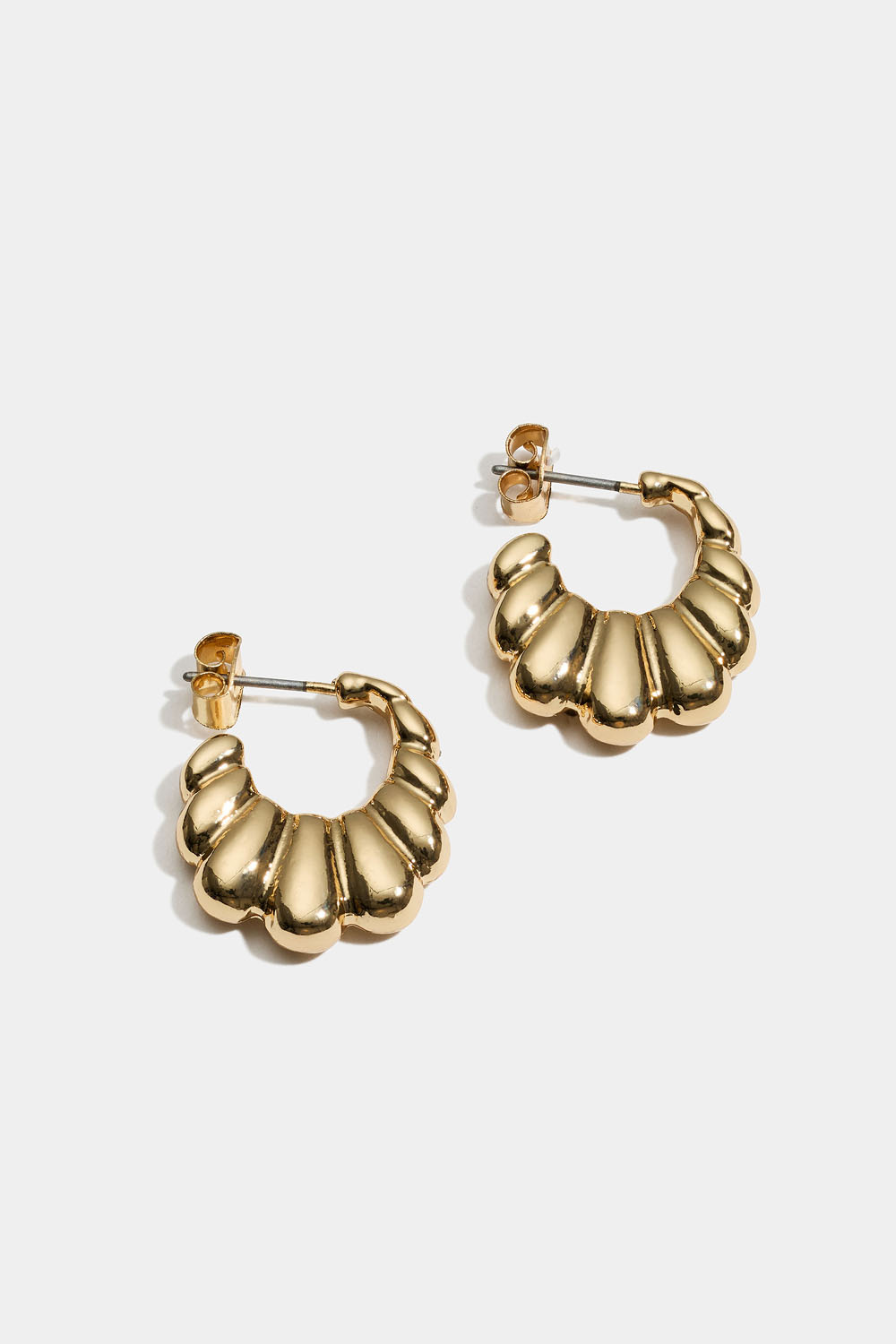 Kullanväriset korvarenkaat, joissa kaareva muoto