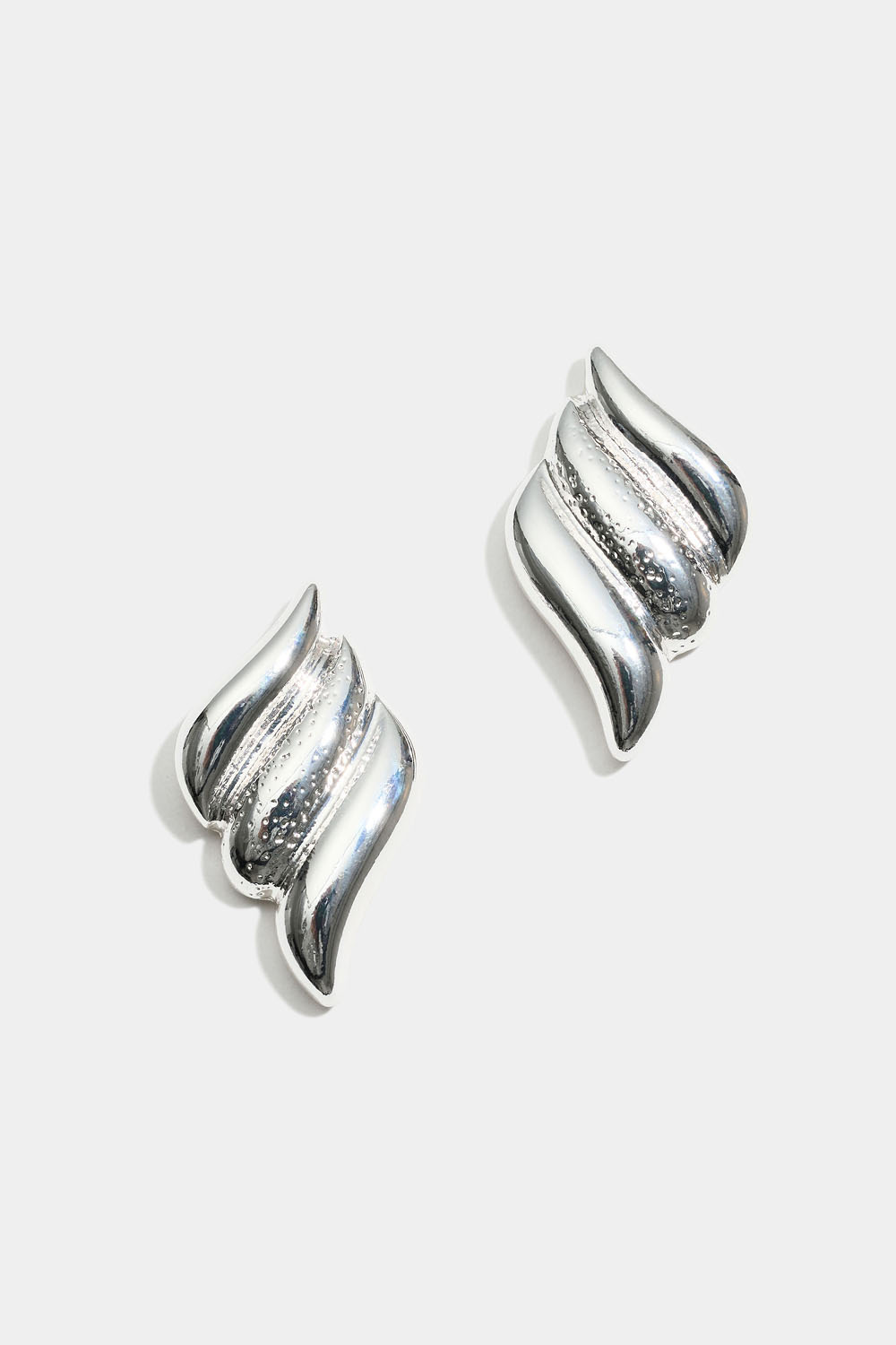 Nappikorvakorut aaltoilevalla muotoilulla