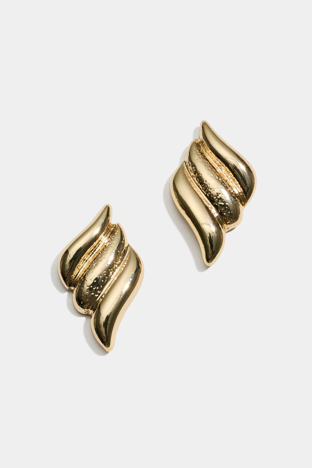 Kullanväriset nappikorvakorut, joissa aaltoja