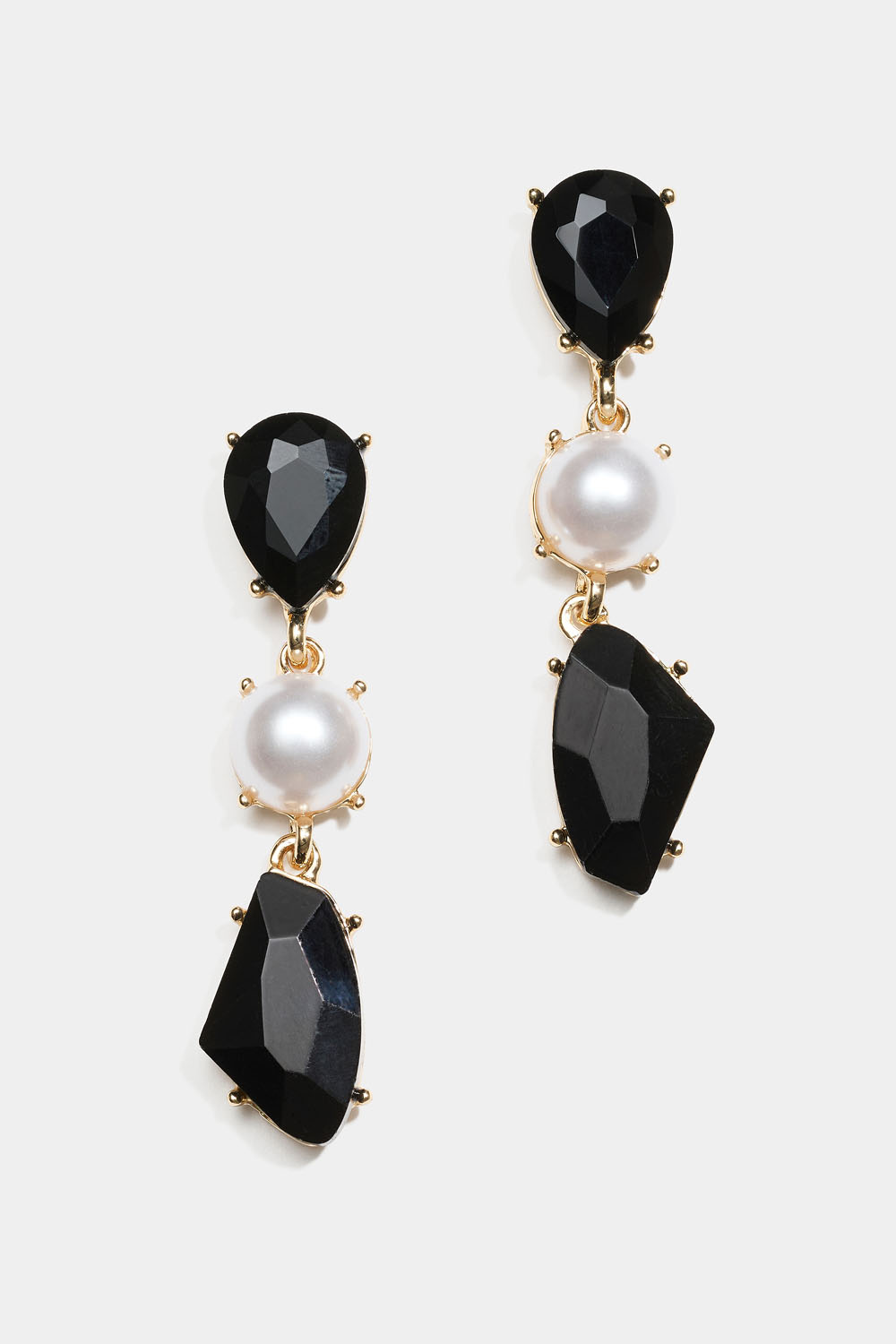 Korvakorut, joissa helmiä ja mustia lasikiviä