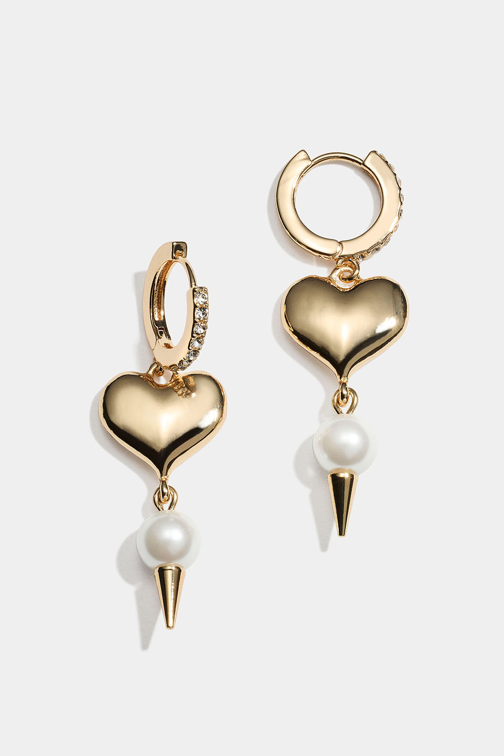 Kullanväriset korvarenkaat, joissa sydän, helmi ja niitti