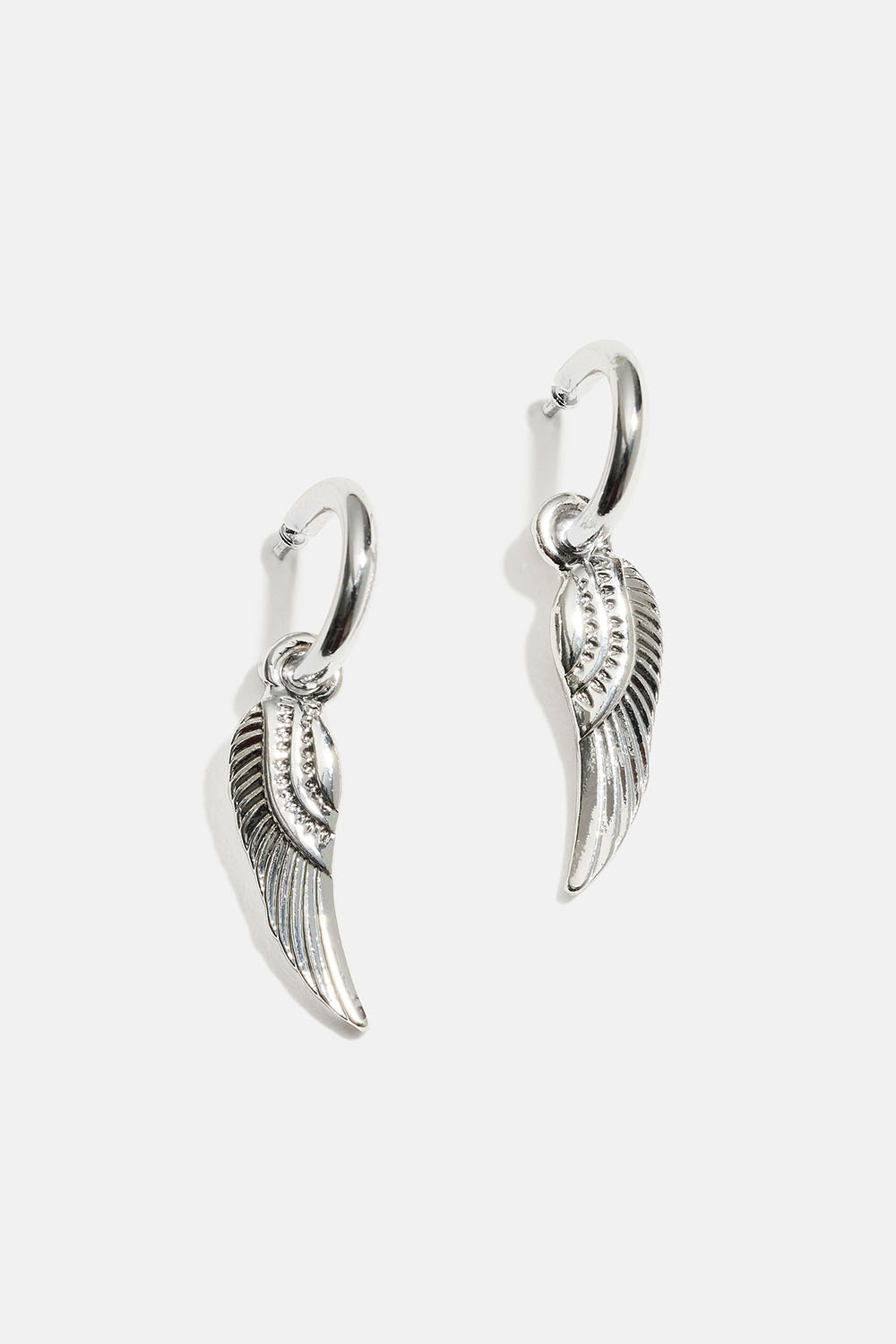 Pienet korvarenkaat, joista roikkuu siivet