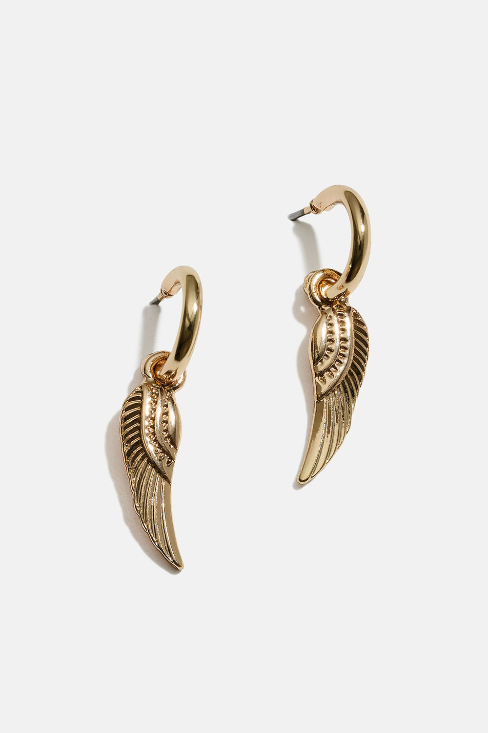 Pienet kullanväriset korvarenkaat, joista roikkuu siivet