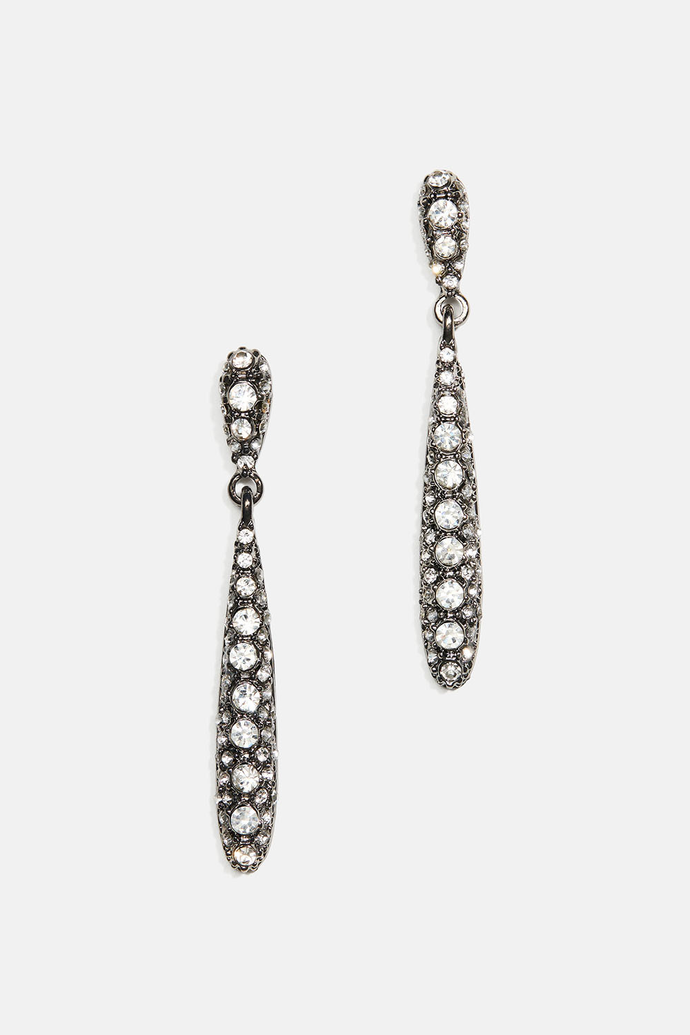 Pitkät tummanharmaat pisarakorvakorut, joissa on strasseja 