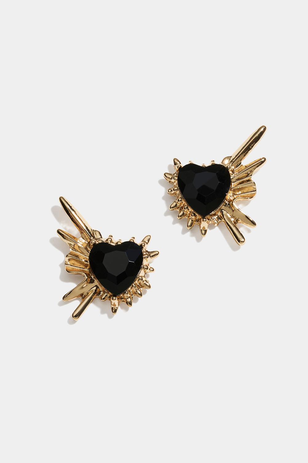 Piikikkäät korvakorut mustilla sydämillä