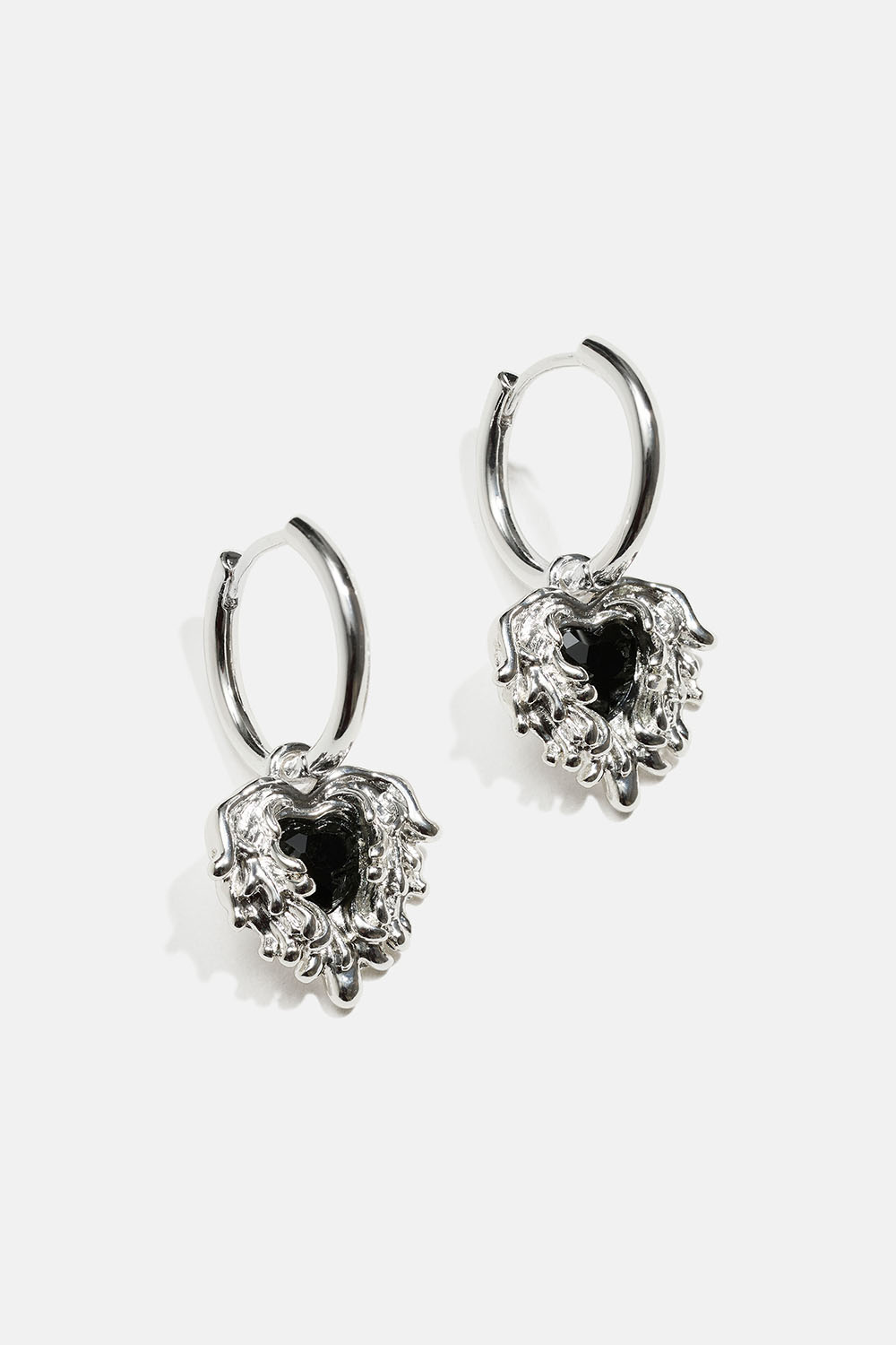 Korvarenkaat, joissa on valuva sydän