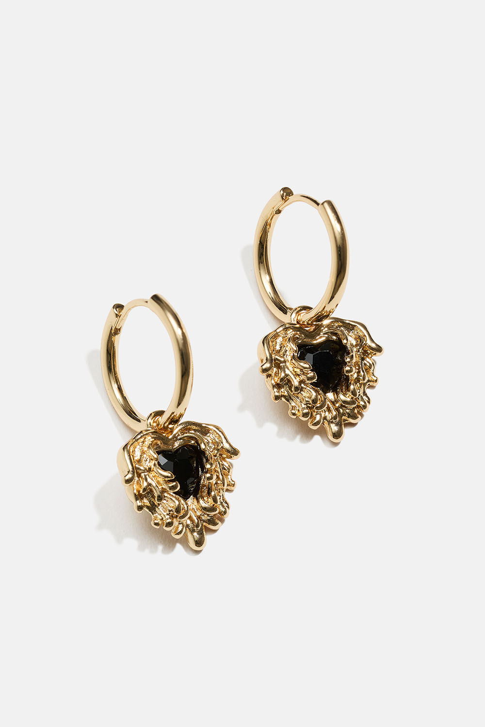 Kullanväriset korvarenkaat, joissa on valuva sydän