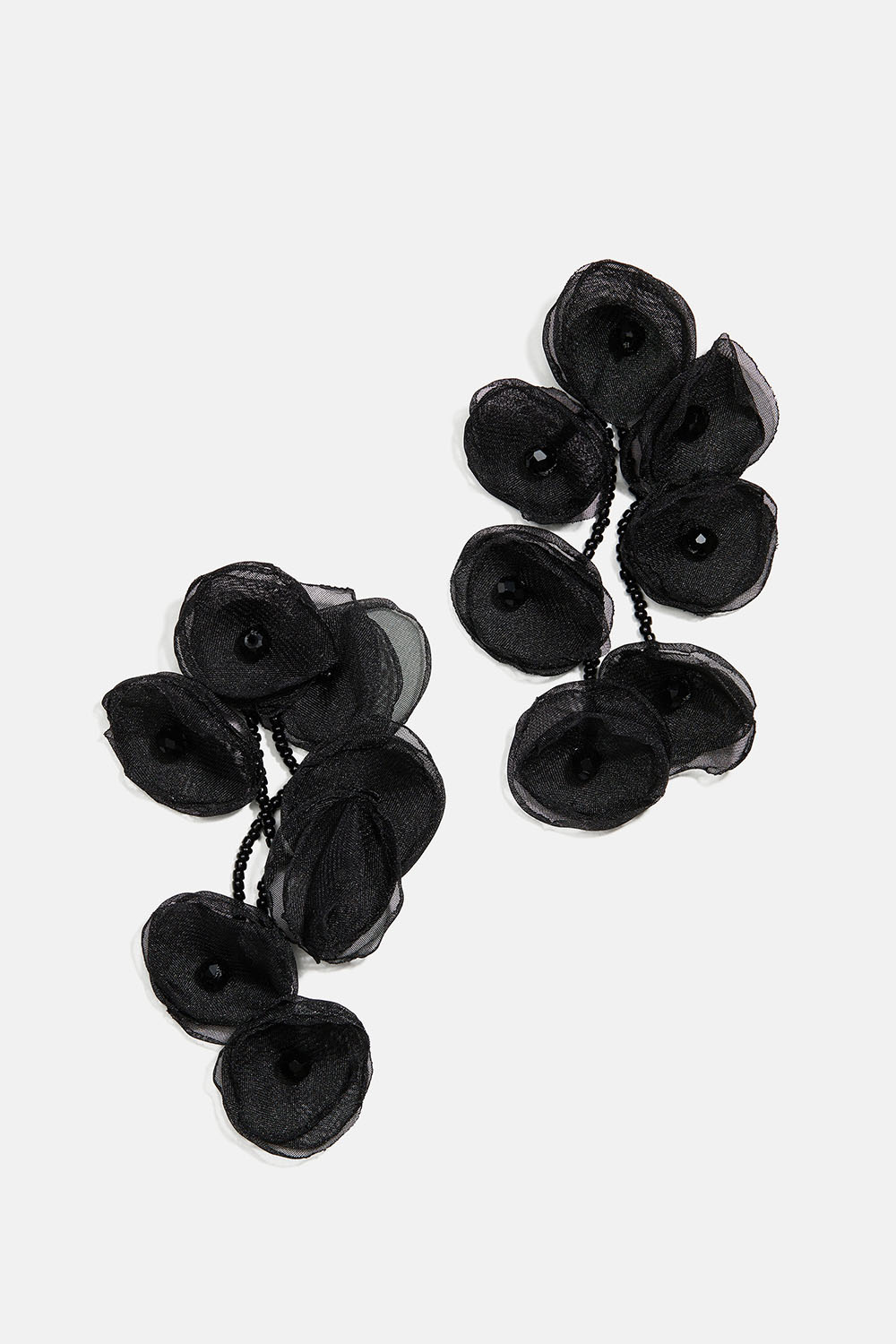 Korvakorut, joissa on mustia kangaskukkia