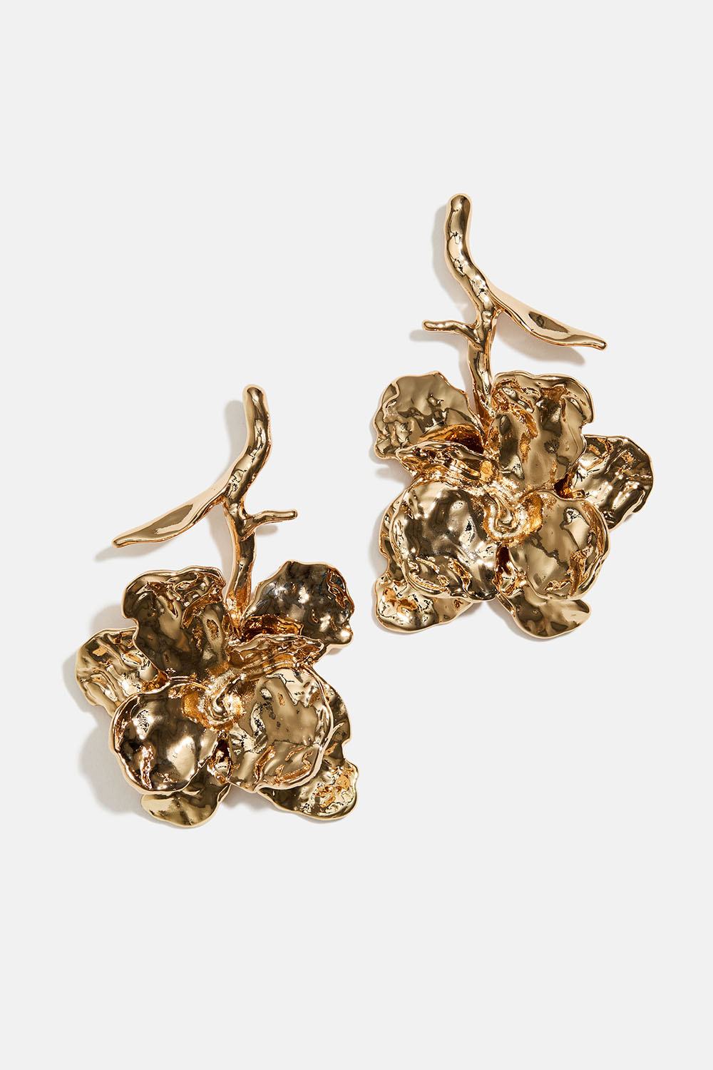 Korvakorut, joissa on suuria taottuja kukkia